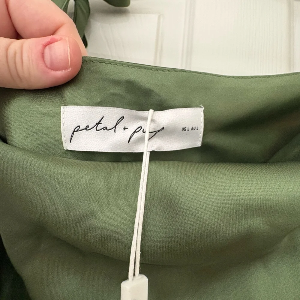 Elegant Olive Green Off-Shoulder Dress - Picture 9 of 10